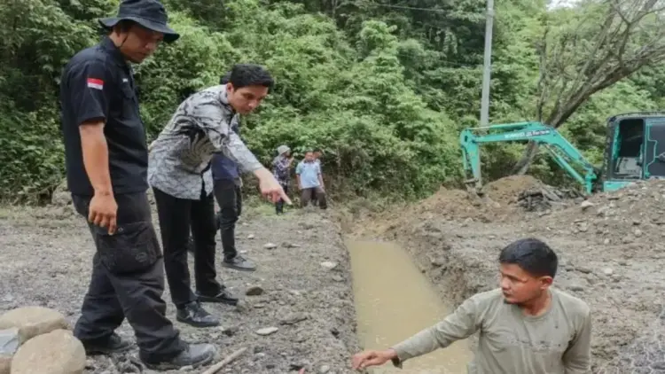 Pemko Sawahlunto Fokus Perbaiki Empat Ruas Jalan Tingkatkan Infrastruktur dan Konektivitas 1 Wali Kota Sawahlunto Riyanda Putra saat peninjauan perbaikan salah satu ruas jalan. (Antarasumbar/HO-tim dokumentasi Wali Kota)