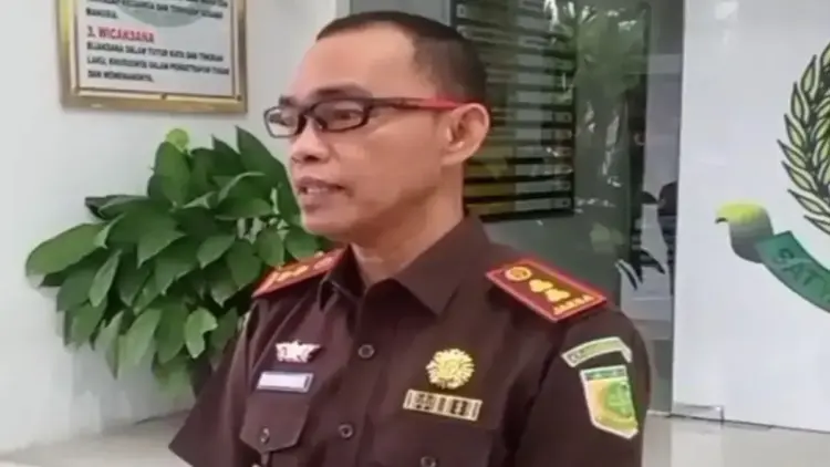 Kejari Pasaman Periksa Mantan Sekda Mara Ondak terkait Dugaan Penyalahgunaan Donasi Bencana Malampah 2022 1 Kepala Kejaksaan Negeri Pasaman Sobeng Suradal di Lubuk Sikaping, Senin (28/4/2025).ANTARA/Heri Sumarno