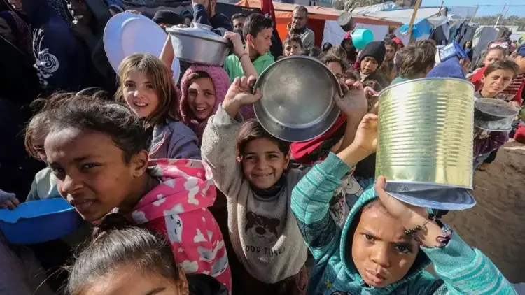 Anak-anak Palestina antre untuk menerima bantuan pangan di pusat distribusi pangan di Kota Khan Younis di Jalur Gaza selatan, Sabtu (28/12/2024). ANTARA FOTO/Xinhua/Rizek Abdeljawad/Spt.ANTARA FOTO/Rizek Abdeljawad (ANTARA FOTO/Rizek Abdeljawad)