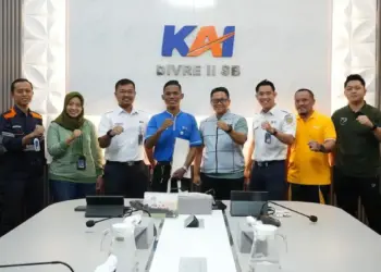 KAI Divre II Sumbar beri apresiasi karyawannya yang menyelamatkan ODGJ dari percobaan bunuh diri. (dok. Humas KAI)
