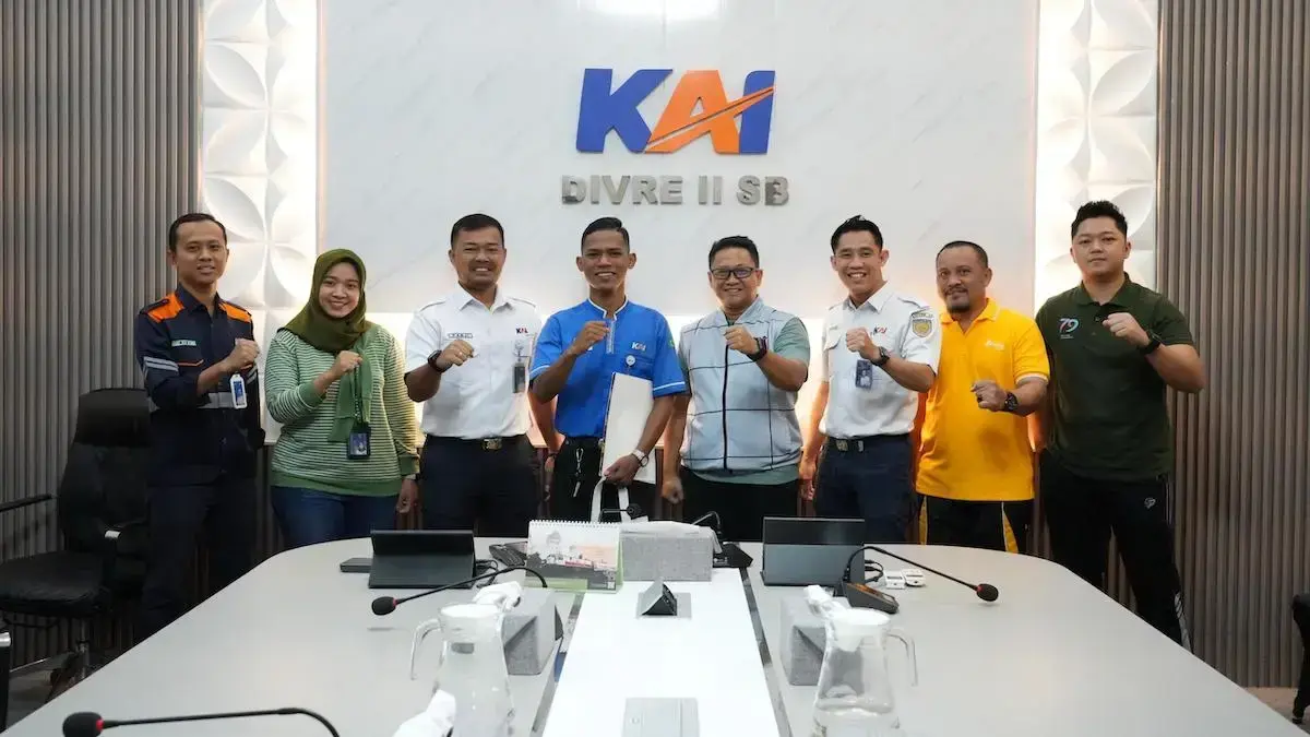 KAI Divre II Sumbar beri apresiasi karyawannya yang menyelamatkan ODGJ dari percobaan bunuh diri. (dok. Humas KAI)