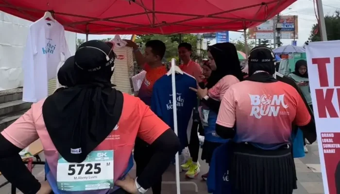 Peserta BOM Run 2025 Padati Stand Kadai Tangkelek, Tulisan Khas Minang Jadi Pemikat