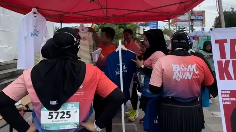 Peserta BOM Run 2025 Padati Stand Kadai Tangkelek, Tulisan Khas Minang Jadi Pemikat 1 Stand Kadai Tangkelek di Danau Cimpago dipadati peserta BOM Run 2025. (dok. istimewa)