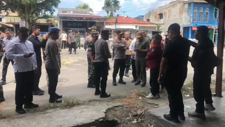 Polda Sumbar Pastikan Proses PSU di Pasaman Berjalan Aman dan Damai 1 Kapolda Sumbar tinjau proses penghitungan suara PSU Pasaman. (dok. Bidhumas)