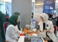 Posko Arus Balik BUMN di BIM Disambut Hangat Warga Perantauan 11 Kepala Unit Komunikasi & Kesekretariatan PT Semen Padang Nur Anita Rahmawati saat memeriksakan kesehatan di posko arus balik BUMN 2025 di BIM. (dok. Humas)