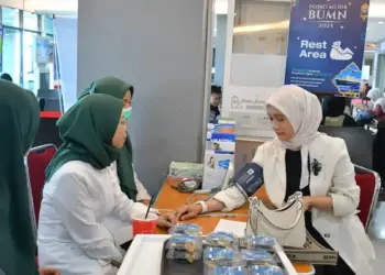 Kepala Unit Komunikasi & Kesekretariatan PT Semen Padang Nur Anita Rahmawati saat memeriksakan kesehatan di posko arus balik BUMN 2025 di BIM. (dok. Humas)