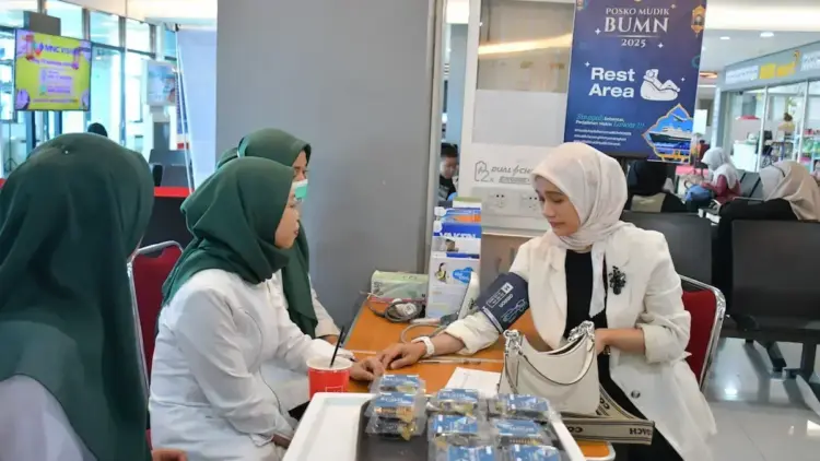 Posko Arus Balik BUMN di BIM Disambut Hangat Warga Perantauan 1 Kepala Unit Komunikasi & Kesekretariatan PT Semen Padang Nur Anita Rahmawati saat memeriksakan kesehatan di posko arus balik BUMN 2025 di BIM. (dok. Humas)