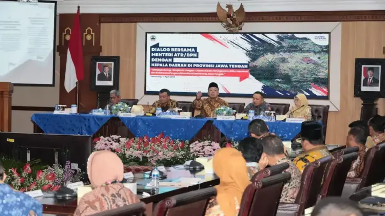 Menteri Nusron Ajak Kepala Daerah se-Jawa Tengah Kolaborasi Selesaikan Sertifikasi Tanah dan RDTR 1 Menteri ATR/BPN Nusron Wahid berdialog dengan Kepala Daerah se-Jateng untuk sertifikasi tanah dan penyusunan RDTR. (dok. ATR/BPN)