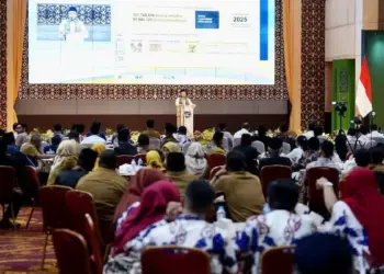 Sosialisasi Pendaftaran Tanah Ulayat di Sumbar, Menteri Nusron: Negara Hadir Lindungi Hak Masyarakat Hukum Adat 8 Menteri Nusron saat beri sambutan dalam acara penyerahan sertifikat tanah ulayat di Padang. (dok. ATR/BPN)