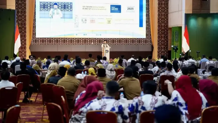 Menteri Nusron saat beri sambutan dalam acara penyerahan sertifikat tanah ulayat di Padang. (dok. ATR/BPN)