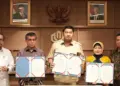 Teks: Menteri PKP Maruarar Sirait (tengah) dalam penandatanganan Nota Kesepahaman (MoU) terkait dukungan 20.000 rumah subsidi untuk buruh di seluruh Indonesia bersama Menteri Ketenagakerjaan Yassierli (kiri) serta Kepala Badan Pusat Statistik (BPS) Amalia Adininggar Widyasanti (kanan) (Humas Kementerian PKP)