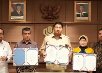 Teks: Menteri PKP Maruarar Sirait (tengah) dalam penandatanganan Nota Kesepahaman (MoU) terkait dukungan 20.000 rumah subsidi untuk buruh di seluruh Indonesia bersama Menteri Ketenagakerjaan Yassierli (kiri) serta Kepala Badan Pusat Statistik (BPS) Amalia Adininggar Widyasanti (kanan) (Humas Kementerian PKP)