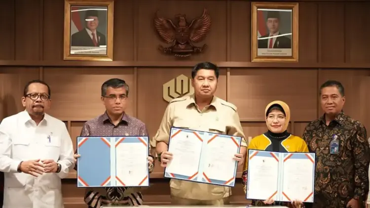 Teks: Menteri PKP Maruarar Sirait (tengah) dalam penandatanganan Nota Kesepahaman (MoU) terkait dukungan 20.000 rumah subsidi untuk buruh di seluruh Indonesia bersama Menteri Ketenagakerjaan Yassierli (kiri) serta Kepala Badan Pusat Statistik (BPS) Amalia Adininggar Widyasanti (kanan) (Humas Kementerian PKP)