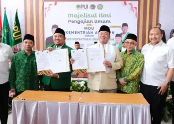 Menteri Nusron dan Ketua DPP PUI Teken MoU, Dorong Pemanfaatan Tanah Wakaf secara Produktif 19 MoU pemanfaatan tanah wakaf secara produktif. (dok. ATR/BPN)