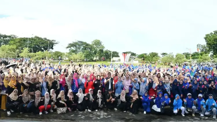 Wako Fadly Amran dan Istri Gelar Silaturahmi dengan Senam Bersama Pendidik PAUD se-Kota Padang 1 Ny Dian Puspita Fadly Amran silaturahmi dengan Guru PAUD se-Kota Padang. (dok. Prokopim)