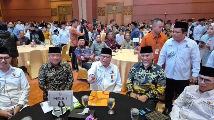 Pemprov Sumbar Dorong Bank Nagari jadi Pilar Keuangan Perantau, Gebu Minang dan OSO Beri Dukungan 1 Osman Sapta Odang bersama Gubernnur Sumbar Mahyeldi Ansharullah.