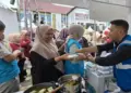 PLN Kayu Aro Meriahkan dengan Bagikan Paket Makanan Gratis dan Promosikan PLN Mobile 2 PLN Kayu Aro Meriahkan dengan Bagikan Paket Makanan Gratis dan Promosikan PLN Mobile