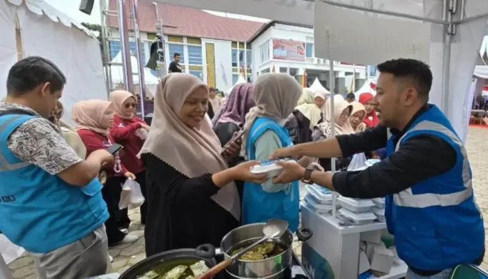 PLN Kayu Aro Meriahkan dengan Bagikan Paket Makanan Gratis dan Promosikan PLN Mobile