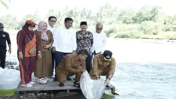 PT Bukit Asam Salurkan 30.000 Bibit Ikan di Sawahlunto, Dorong Ekonomi dan Cegah Stunting 1 PT Bukit Asam Tbk (PTBA) Unit Pertambangan Ombilin menyerahkan bantuan 30.000 ekor bibit ikan kepada kelompok masyarakat pengelola sungai di Kota Sawahlunto, Sumatera Barat, 21 April 2025. ANTARA/HO-PTBA