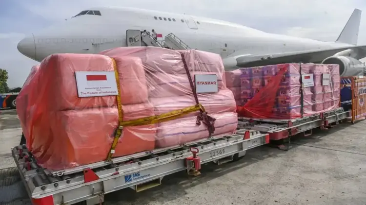 Baznas Kirim 16 Ribu Paket Bantuan untuk Penyintas Gempa Myanmar 1 Kru pesawat bersiap untuk mengikuti Apel Pelepasan Bantuan ke Myanmar di Lanud Halim Perdanakusuma, Jakarta, Kamis (3/4/2025). ANTARA FOTO/Galih Pradipta/nym. (ANTARA FOTO/GALIH PRADIPTA)
