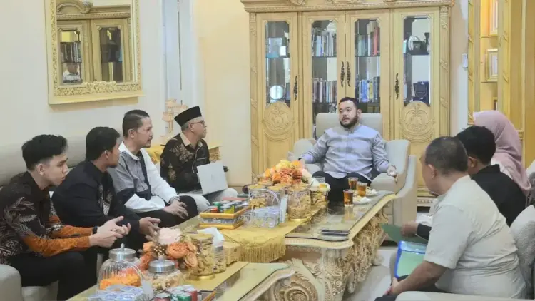 Wako Fadly Amran saat audiensi dengan pihak Andalas Tobacco Control (ATC) Fakultas Kesehatan Masyarakat (FKM) Universitas Andalas (Unand), Jumat (18/4/2025). (dok. Prokopim)