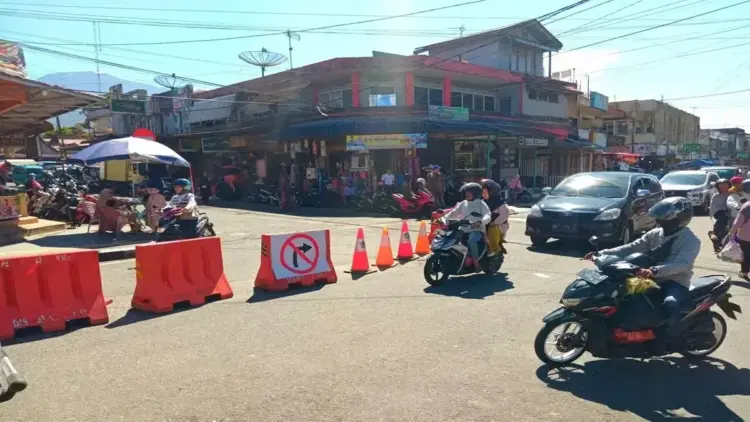 Lancarkan Arus Lalu Lintas, Pemko Padang Panjang Rencanakan Pemberlakuan Sistem Satu Arah 24 Jam 1 Simpang empat pasar pusat Padang Panjang, fokus utama pemberlakuan SSA. (ANTARA/ Isril Naidi)
