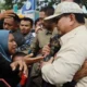 Presiden Prabowo saat menyapa masyarakat. (dok. PCO)