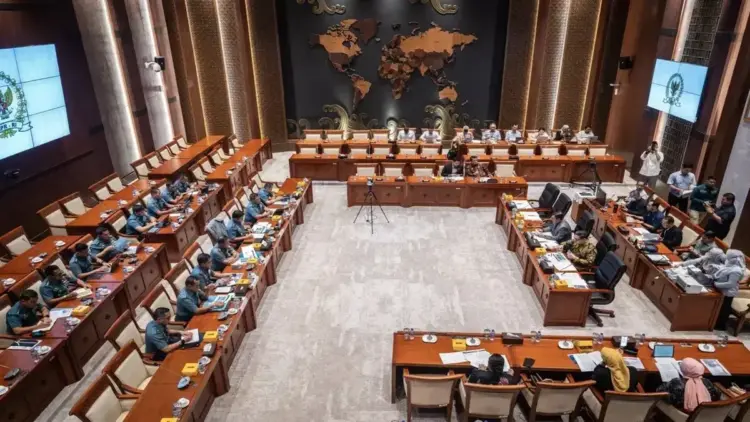 Suasana Rapat Dengar Pendapat (RDP) Komisi I DPR dengan Kepala Staf Angkatan Laut Laksamana TNI Muhammad Ali di Kompleks Parlemen, Senayan, Jakarta, Senin (28/4/2025). ANTARA FOTO/Bayu Pratama S/rwa. (ANTARA FOTO/BAYU PRATAMA S)