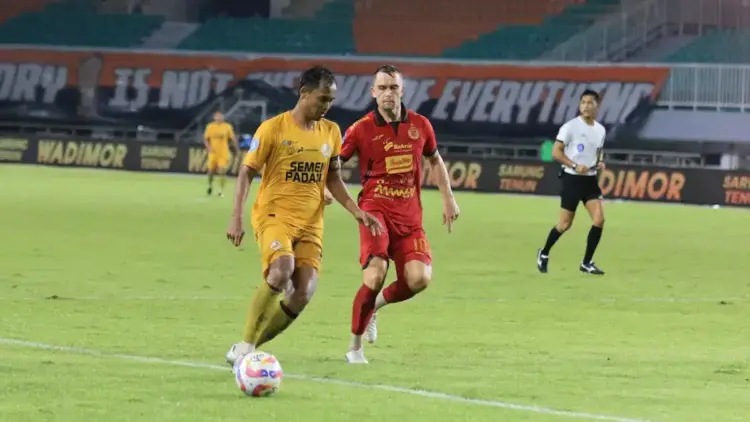 Kapten Semen Padang FC Rosad Setiawan saat berusaha melewati gelandang Persija, Gajos. Laga ini dimenangkan Semen Padang FC dengan skor 0-2. (dok. MO SPFC)