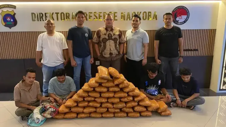 Polda Sumbar Amankan 47 Paket Besar Ganja dari Empat Pelaku di Dua Lokasi Berbeda 1 Dirresnarkoba Polda Sumbar amankan dua karung ganja di dua lokasi dengan barang bukti 47 paket besar. (dok. istimewa)