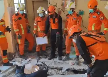 Tangkapan layar- personel INASAR menjalankan operasi pencarian dan pertolongan terhadap korban bencana pada sebuah kompleks perumahan pegawai negeri sipil (PNS) yang runtuh karena gempa bumi di Thukha Theiddhi Ward, Naypyidaw, Myanmar, Rabu (2/1/2025) (ANTARA/HO-INASAR/Basarnas)