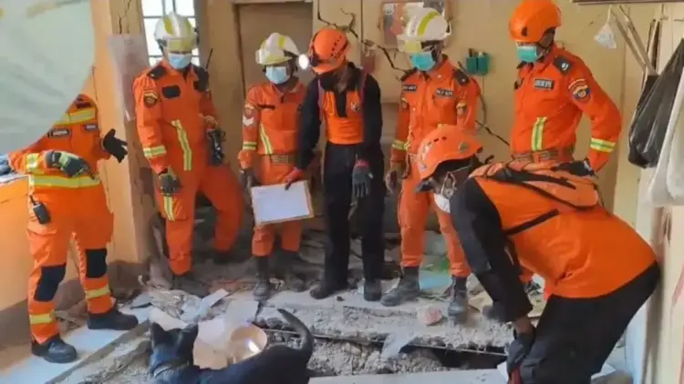 Tangkapan layar- personel INASAR menjalankan operasi pencarian dan pertolongan terhadap korban bencana pada sebuah kompleks perumahan pegawai negeri sipil (PNS) yang runtuh karena gempa bumi di Thukha Theiddhi Ward, Naypyidaw, Myanmar, Rabu (2/1/2025) (ANTARA/HO-INASAR/Basarnas)