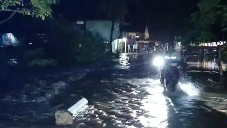 Banjir di Pessel, BPBD Sumbar Duga Dipicu oleh Penumpukan Sedimen Sungai 1 Banjir menghajar dua kampung di Pessel. (dok. istimewa)