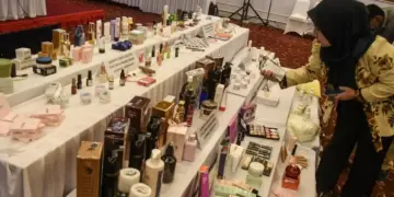 Petugas memeriksa barang bukti kosmetik ilegal hasil intensifikasi pengawasan kosmetik BPOM tahun 2025 di Jakarta, Jumat (21/2/2025). (ANTARA FOTO/Muhammad Adimaja/rwa)