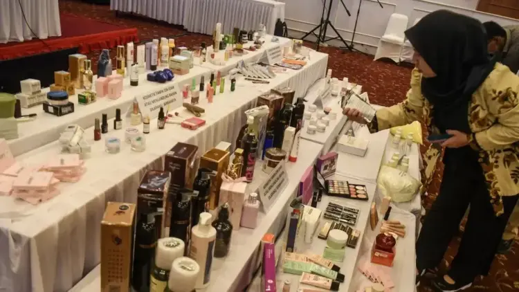 Petugas memeriksa barang bukti kosmetik ilegal hasil intensifikasi pengawasan kosmetik BPOM tahun 2025 di Jakarta, Jumat (21/2/2025). (ANTARA FOTO/Muhammad Adimaja/rwa)