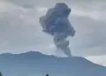 Gunung Marapi di Kabupaten Agam dan Kabupaten Tanah erupsi engan tinggi kolom abu tertinggi mencapai 1.500 meter di atas puncak pada Kamis pagi (3/4/2025). (ANTARA/Muhammad Zulfikar)