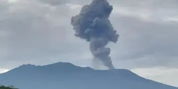 PGA Laporkan Letusan Gunung Marapi dalam Tiga Hari Beruntun 7 Gunung Marapi di Kabupaten Agam dan Kabupaten Tanah erupsi engan tinggi kolom abu tertinggi mencapai 1.500 meter di atas puncak pada Kamis pagi (3/4/2025). (ANTARA/Muhammad Zulfikar)