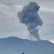 Gunung Marapi di Kabupaten Agam dan Kabupaten Tanah erupsi engan tinggi kolom abu tertinggi mencapai 1.500 meter di atas puncak pada Kamis pagi (3/4/2025). (ANTARA/Muhammad Zulfikar)
