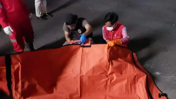 Jenazah Pria Asal Sumsel Ditemukan Tergeletak di Jalan, Polresta Bukittinggi Lakukan Evakuasi 1 PMI dan Polisi mengevakuasi sesosok jenazah yang ditemukan tergeletak di jalan di Kota Bukittinggi. Dari hasil pemeriksaan, tidak terdapat tanda-tanda kekerasan di tubuh jenazah yang merupakan warga Lubuk Linggau, Sumatera Selatan. (Antara/Al Fatah)