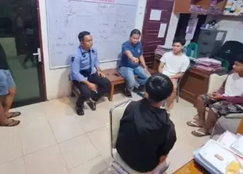 Pelaku pembacokan garin masjid yang juga mahasiswa UIN IB Padang diinterogasi Tim Klewang. (dok. istimewa)