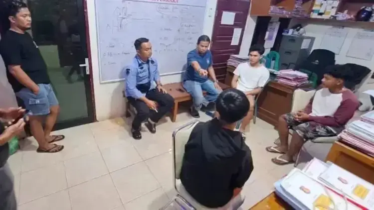 Pelaku pembacokan garin masjid yang juga mahasiswa UIN IB Padang diinterogasi Tim Klewang. (dok. istimewa)