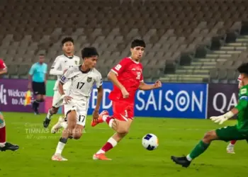 Pemain Timnas U-17 Indonesia Rafi Rasyiq saat melewati pemain belakang Afghanistan dalam laga terakhir fase grup Piala Asia U-17. Indonesia menang 2-0. (dok. PSSI)