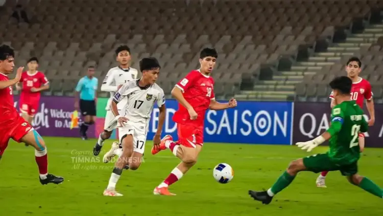 Pemain Timnas U-17 Indonesia Rafi Rasyiq saat melewati pemain belakang Afghanistan dalam laga terakhir fase grup Piala Asia U-17. Indonesia menang 2-0. (dok. PSSI)