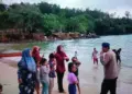 Jajaran personel Polres Pasaman Barat saat meninjau situasi keamanan dan ketertiban di objek wisata Pantai Teluk Tapang Air Bangis Kecamatan Sungai Beremas. Polres setempat pastikan situasi aman dan kondusif. (ANTARA/HO-Humas Polres Pasaman Barat). (Kondisi di objek wisata Pasaman Barat)