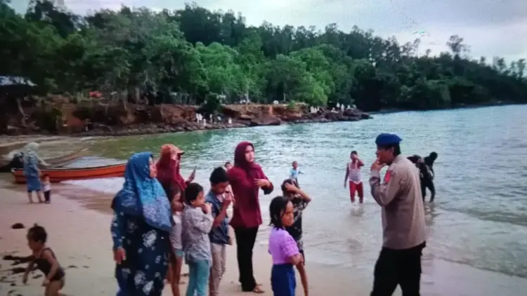 Jajaran personel Polres Pasaman Barat saat meninjau situasi keamanan dan ketertiban di objek wisata Pantai Teluk Tapang Air Bangis Kecamatan Sungai Beremas. Polres setempat pastikan situasi aman dan kondusif. (ANTARA/HO-Humas Polres Pasaman Barat). (Kondisi di objek wisata Pasaman Barat)
