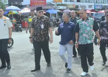 Sekdako Padang Andree Algamar dampingi Kepala Ombudsman Sumbar kunjungi gedung Pasar Raya Fase VII. (dok. Prokopim)