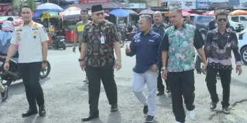 Sekdako Padang Andree Algamar dampingi Kepala Ombudsman Sumbar kunjungi gedung Pasar Raya Fase VII. (dok. Prokopim)