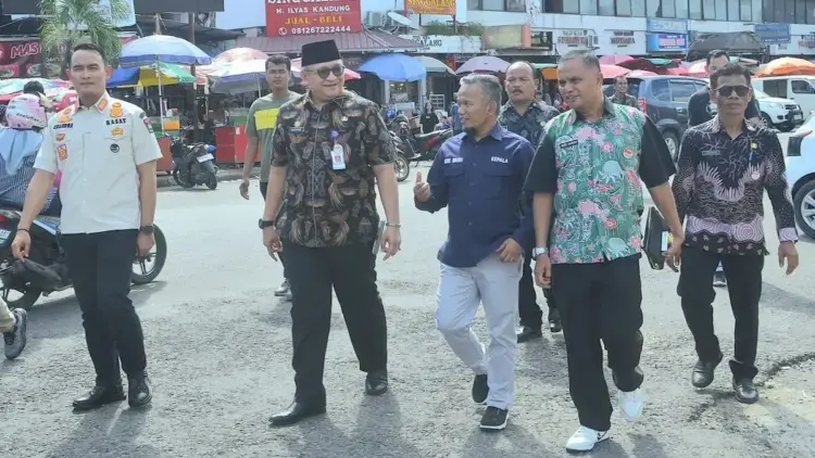 Dampingi Kepala Ombudsman Sumbar, Sekdako Padang Pastikan Pedagang Gedung Fase VII Nyaman Berdagang 1 Sekdako Padang Andree Algamar dampingi Kepala Ombudsman Sumbar kunjungi gedung Pasar Raya Fase VII. (dok. Prokopim)