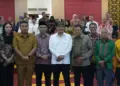 Wagub Vasko bersama dengan Mensos Syaifullah Yusuf dan jajaran guru besar UNP. (dok. adpsb)