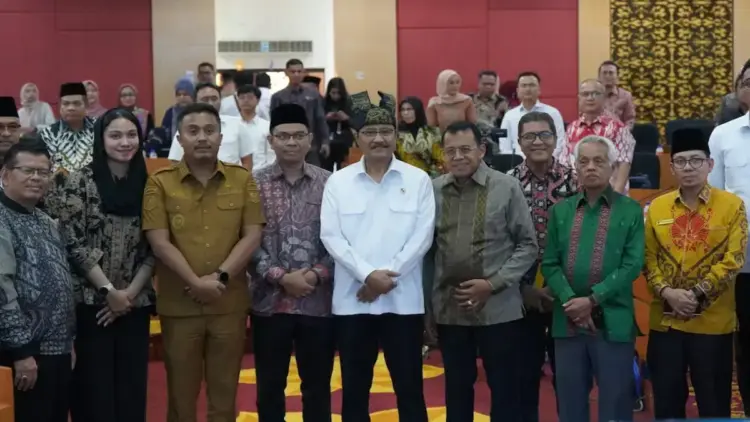 Kabar Baik! Sumbar Dapat Tahap Pertama Program Sekolah Rakyat 1 Wagub Vasko bersama dengan Mensos Syaifullah Yusuf dan jajaran guru besar UNP. (dok. adpsb)
